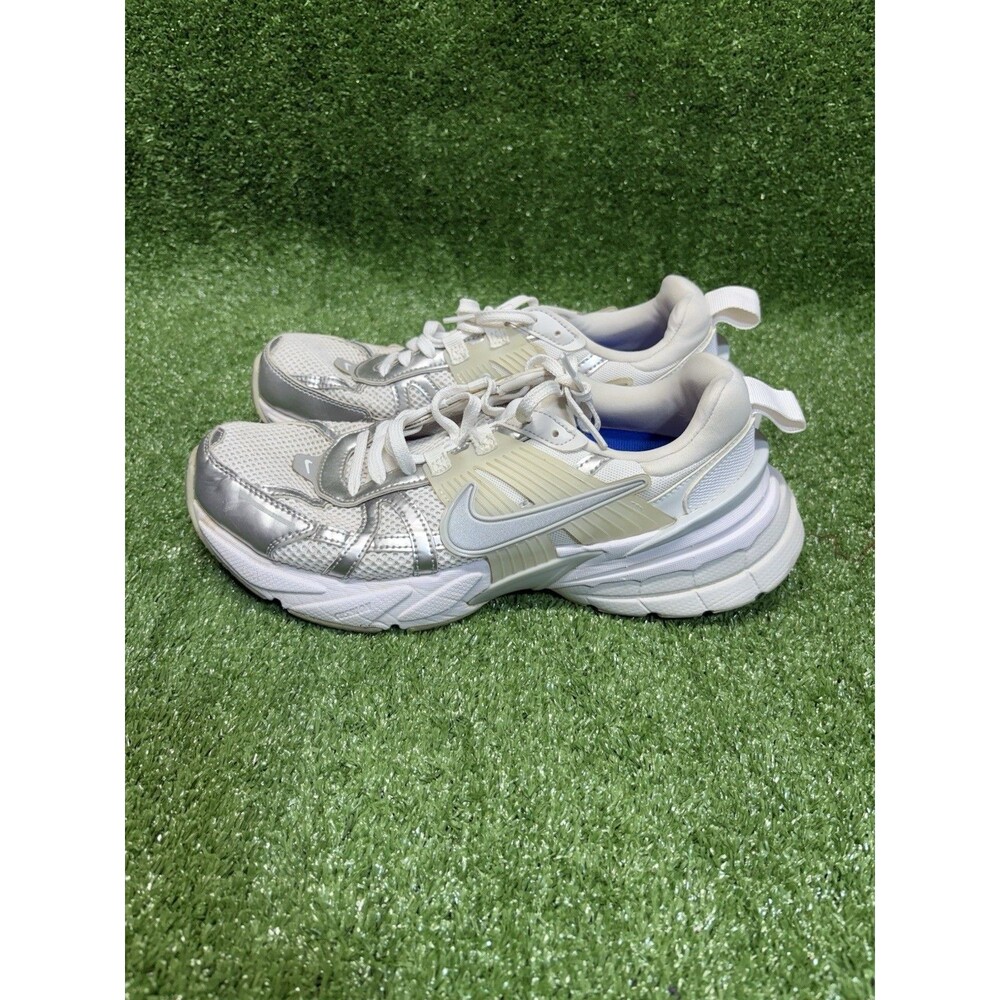 Nike V2K Run Sneakers Shoes Sz 9 White/Metallic Silver Platinum Tint FD0736-104